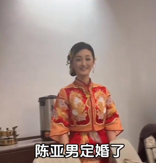 大衣哥前儿媳陈亚男订婚了这次可不是假消息，看看订婚宴上的名字就知道了陈亚