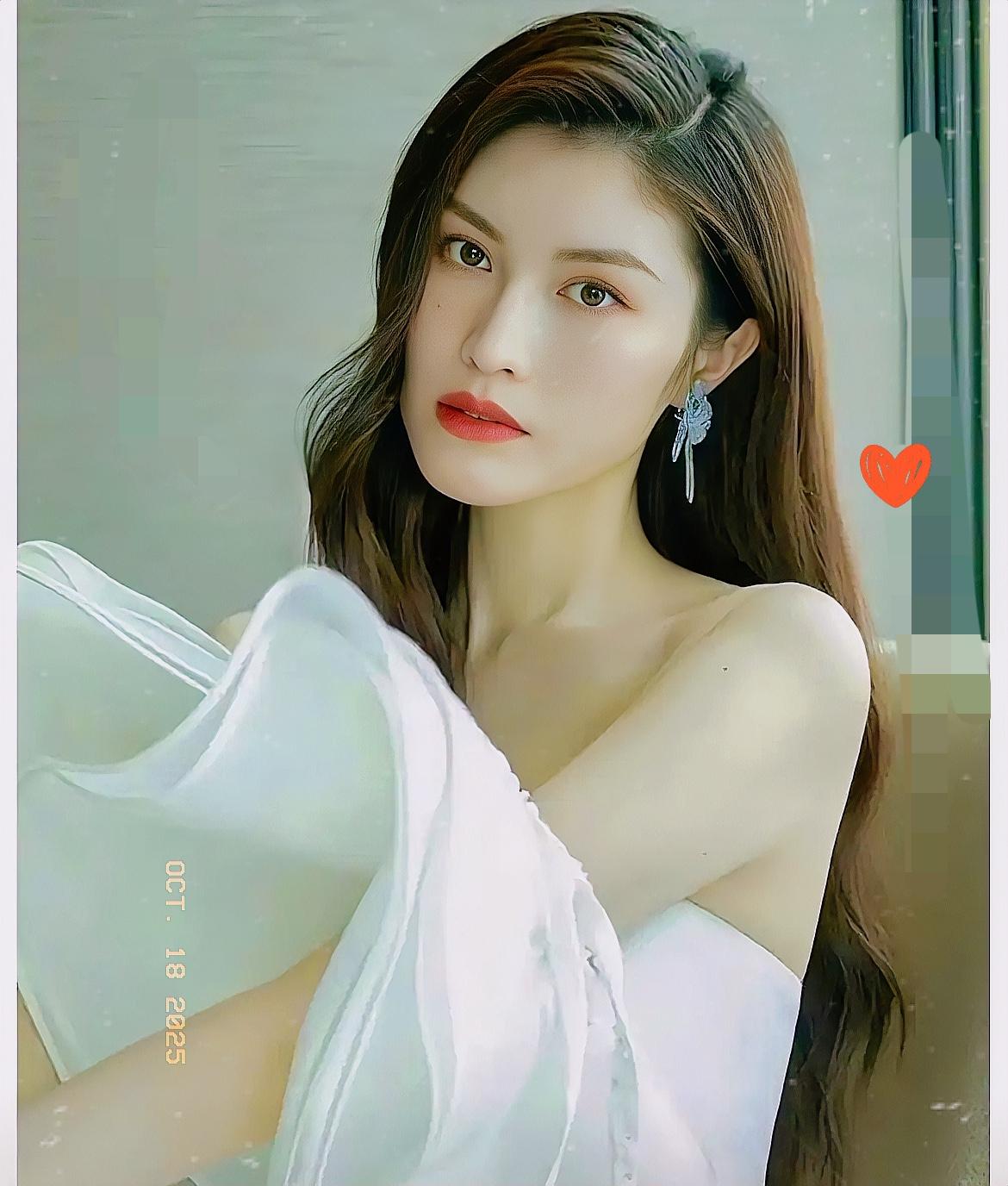 看了何穗的婚姻经历，我沉默了，原来与陈伟霆是她第二次婚姻，第一次结婚时，