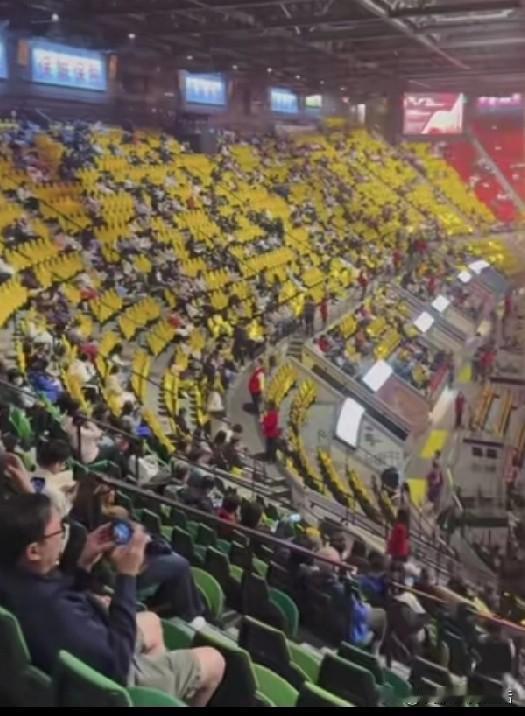 12月14日孙颖莎和王楚钦退赛后的决赛现场。这可是决赛现场啊！有网友感叹终于