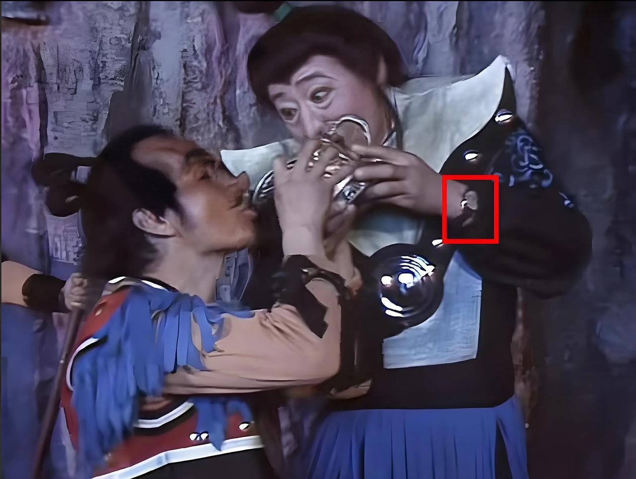 重温86版《西游记》第12集时，意外发现精细鬼手腕上竟戴着块手表，这穿帮镜头也太