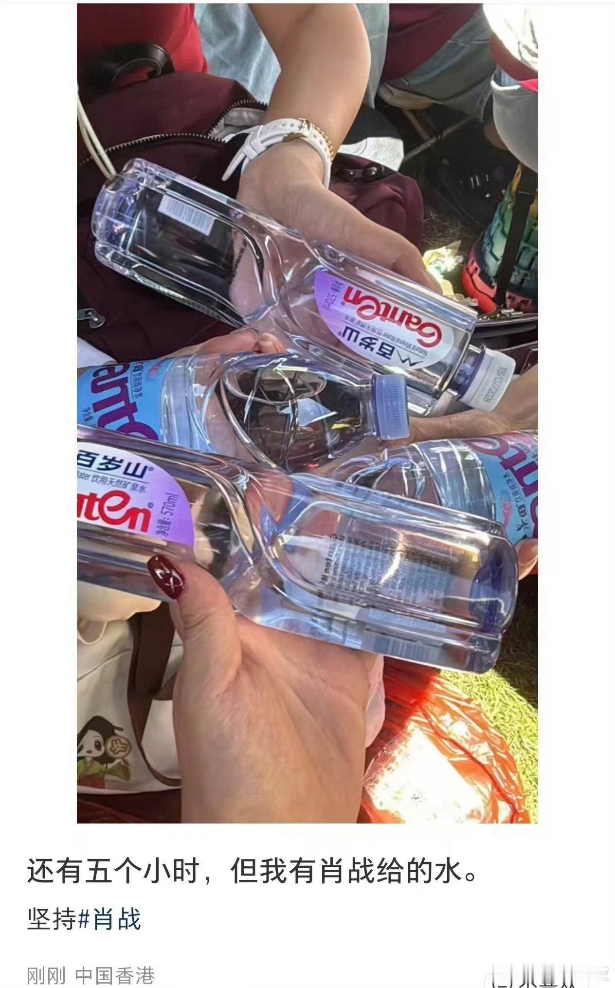 肖战来培养死士了肖战香港线下活动，肖战给粉丝送完这个送那个，宠粉都这么全面，很难