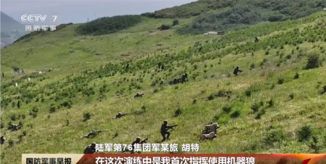 解放军陆军最新的三三制步兵战术在演练中，和以往不同，这里是三个步兵战士，三只机器