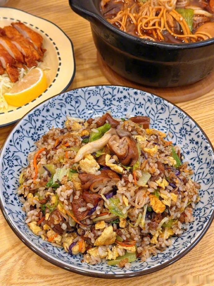 哄不好了，必须有碗肥肠炒饭配烫烫的砂锅才行美食日常美食日记美食分享美食教程