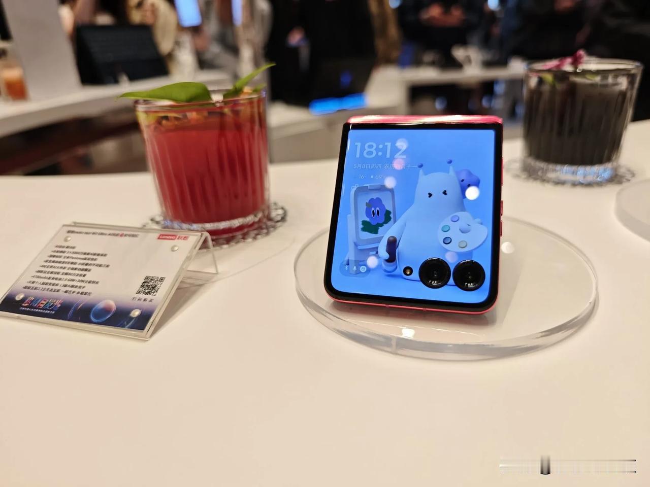 motorazr60两款折叠屏和edge上手，ultra这次颜色改变很明显，