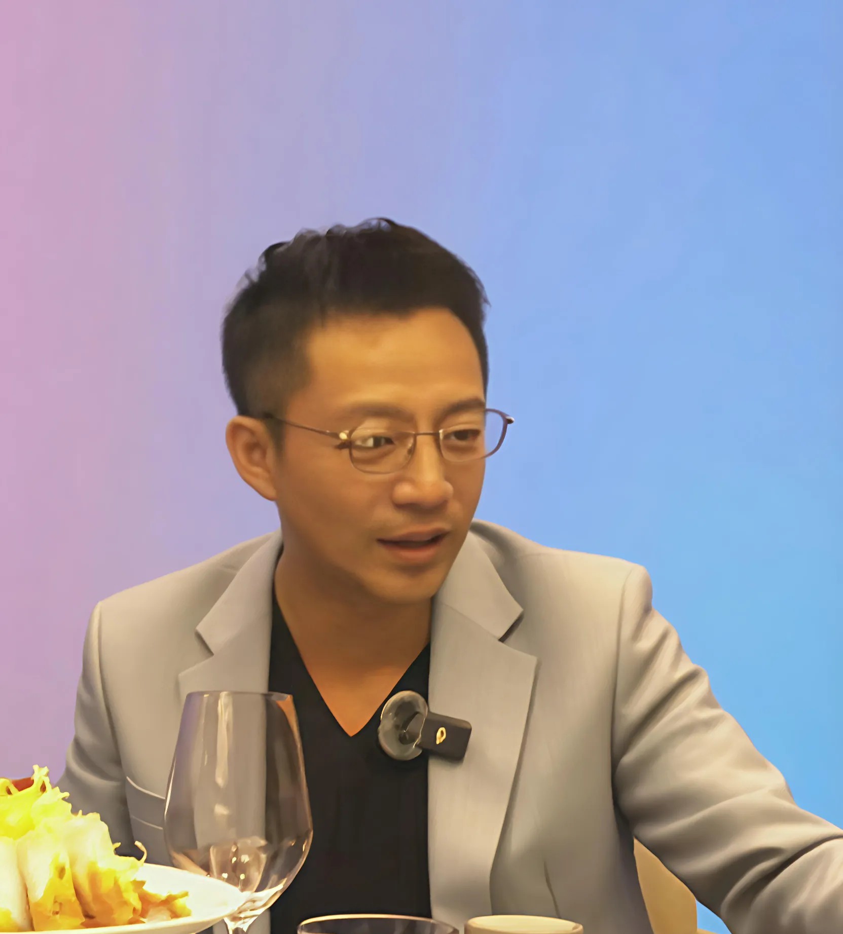 汪小菲直播形象与媒体报道大相径庭：他在直播间里口才出众、谈吐风趣，侃侃而谈时不乏