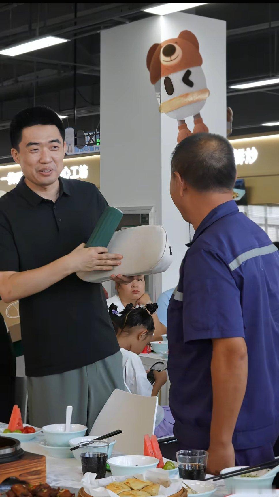 李想在食堂请工厂的运输师傅吃饭，给他们送了理想的腰靠，还给一位师傅过了生日，其中