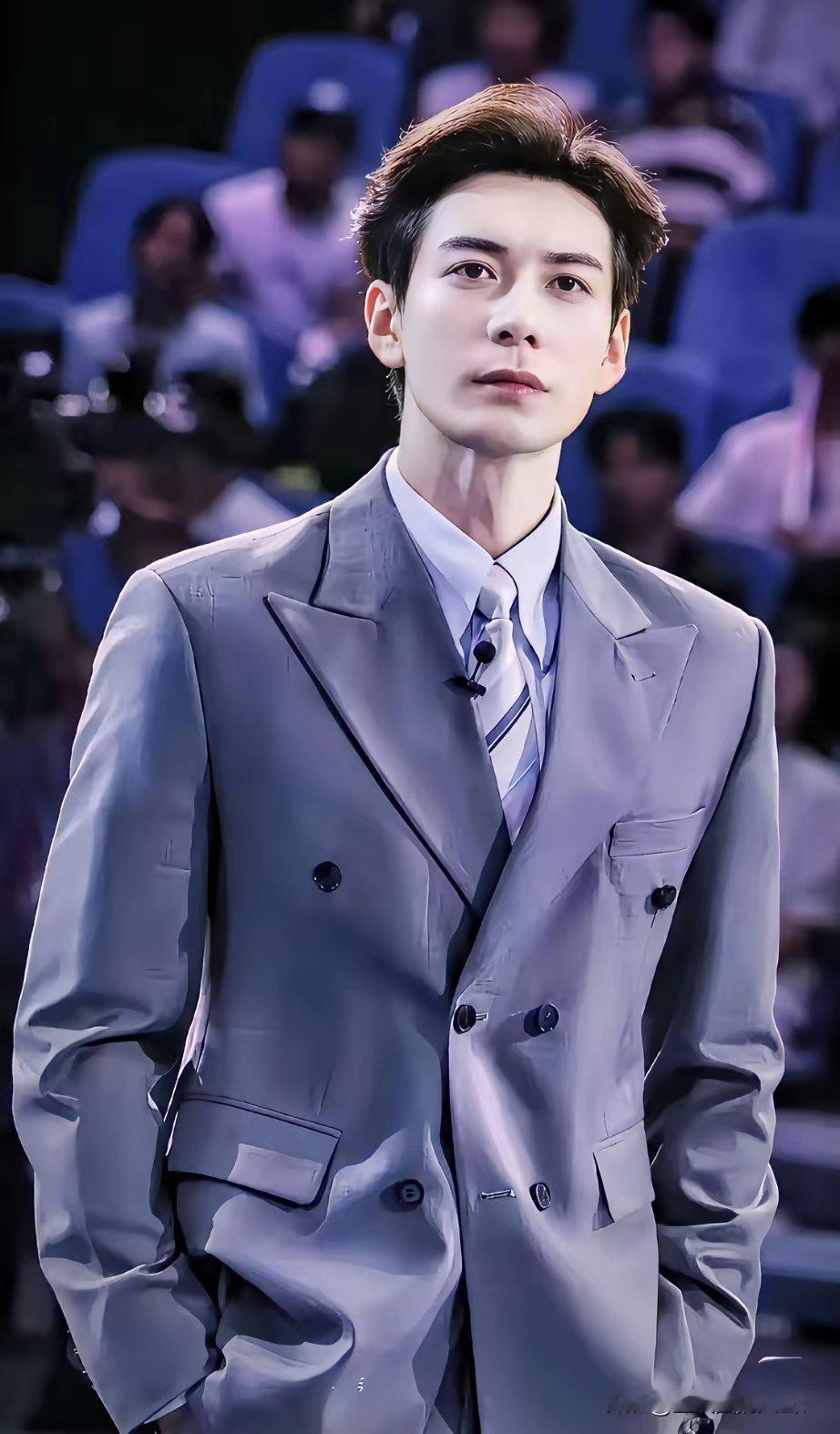 陈星旭这个人呢？其实没那么复杂！他看起来真的是一个很简单的人！采访时他自爆自己真