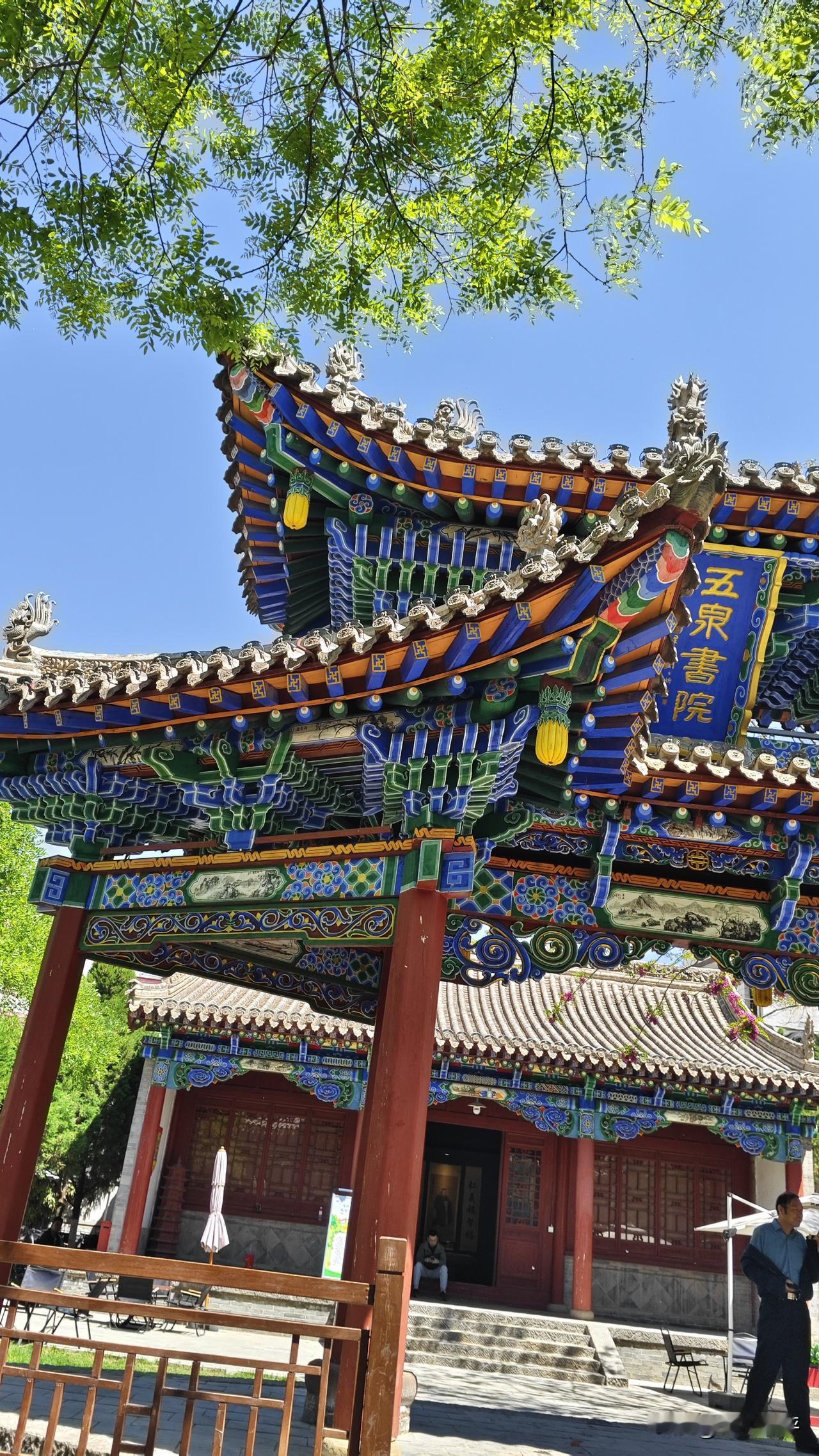 从菜市场回来的路上，我突然想吃卤猪蹄了！以前因为贵，思想斗争了很多次都没舍得