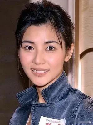 郑伊健与老婆蒙嘉慧坐在香港街头一家面馆吃拉面，52岁的蒙嘉慧素颜，穿着简单朴素，