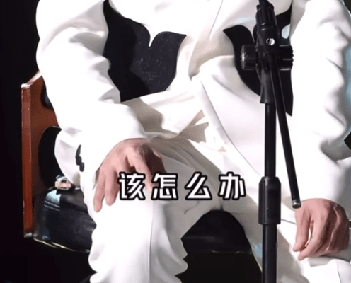 陈楚生这张照片虽然没想明白是什么时间拍的，还是看一次就笑一次。这个口琴为什么要