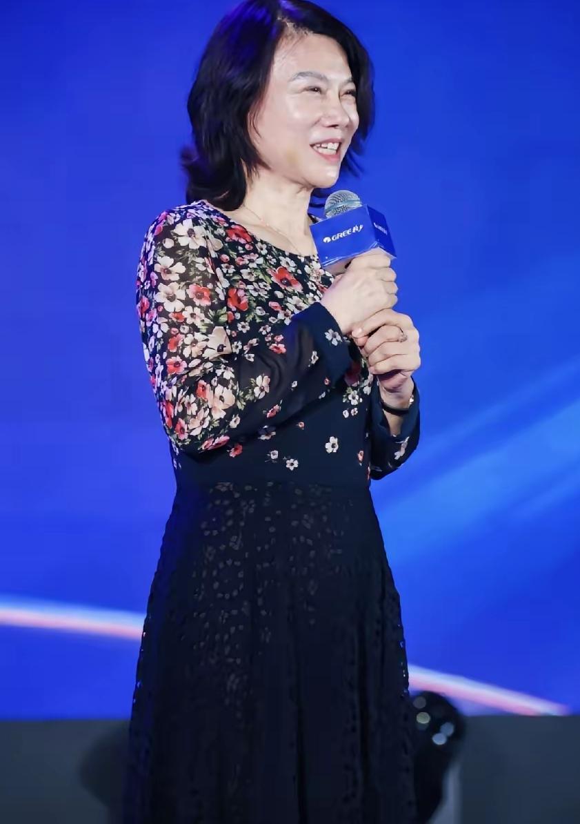 别再神话“AI替代人”了。董明珠最近一句话说得很直接，也很好！“机器人可以进