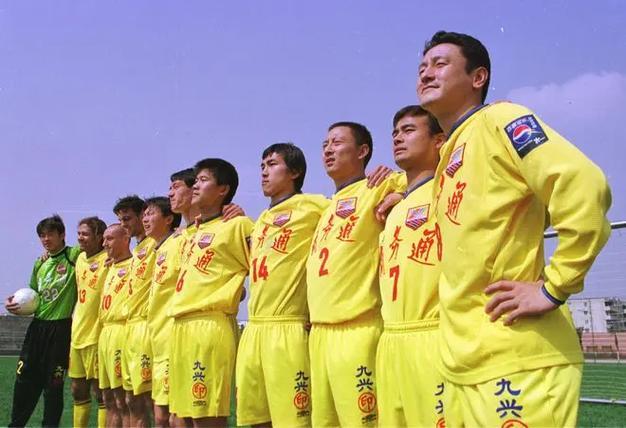 1996年的8月30日的《成都晚报》全兴队队员们的BP机号码，球迷可以一吐为快。