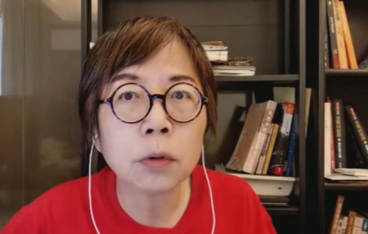 黄智贤怒了，28日表示：“把粪车直接往我头上喷！”否认支持绿营演出，再批邱毅“发