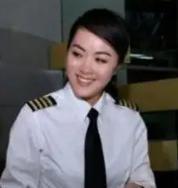 2009年，一架中国民航客机降落在曼谷机场，女机长王峥准备开舱门时，突然听到一阵