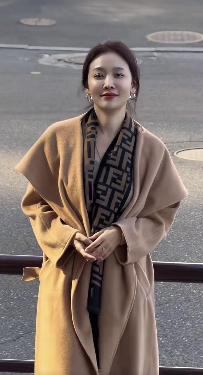 温暖米色大衣搭配几何围巾，轻松优雅，尽显时尚感！🍂👗👒米色羽绒服穿搭米