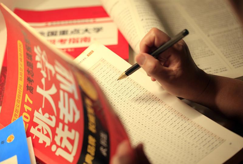 为了好专业选择211，放弃985冷门专业，应该是值得的985院校档次，当然