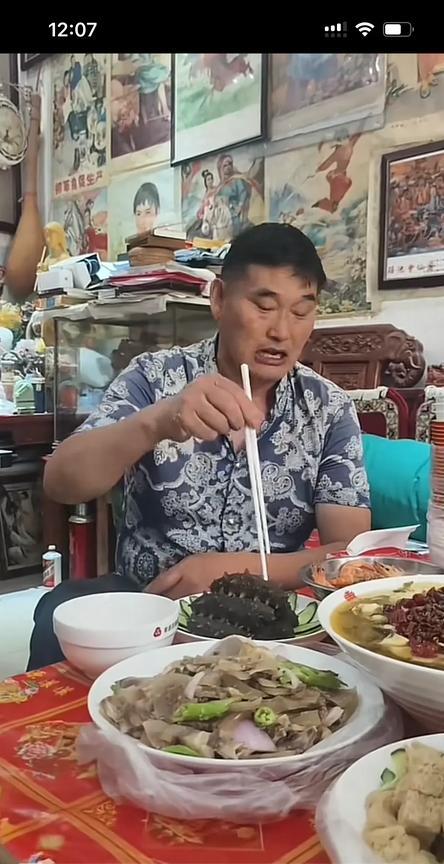 大衣哥成名之后越来越浪费了，看看一个农民工成名之后有多疯狂，天天吃海参补身体，满