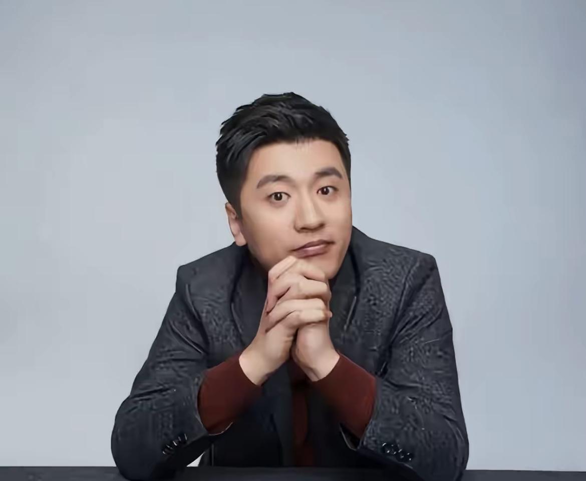 见人就夸孩子，恨不得把一点小聪明挂嘴上。旁人逢场作戏附和着，孩子听得飘飘然，真以