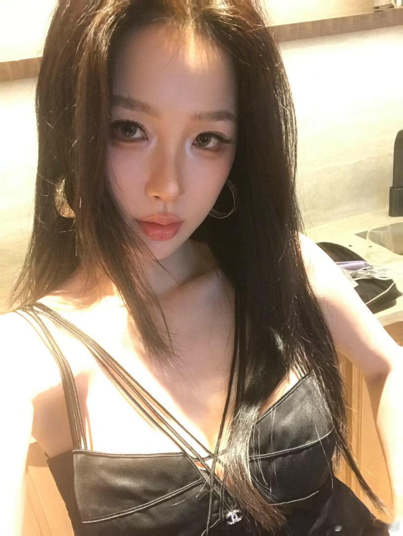 虞书欣黑银眼妆虞书欣这身Chanel豹纹造型搭配黑银眼妆，简直酷到没朋友！谁还没