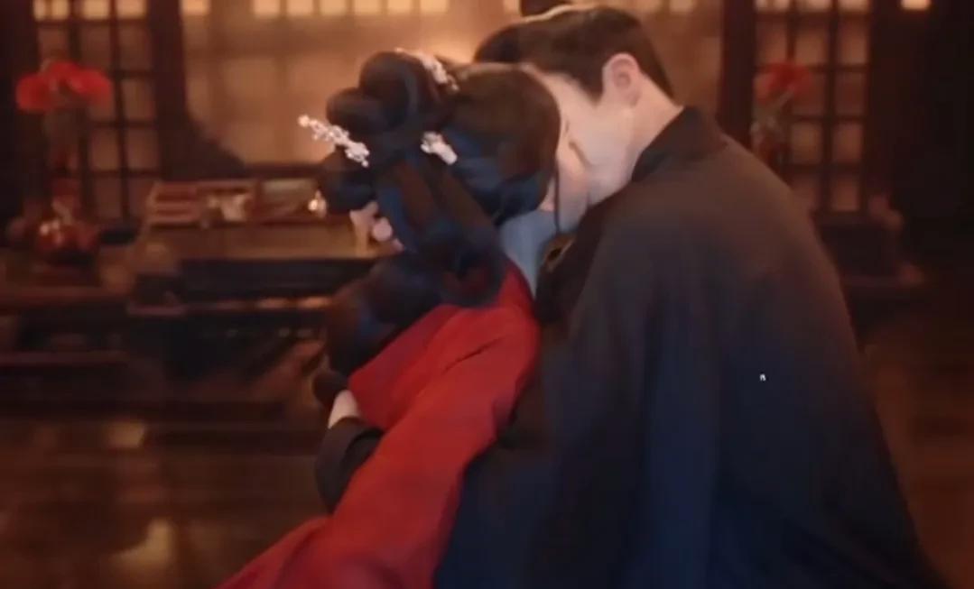 魏劭真是个能憋的人，明明第一次是因为误吃了药，忍得脸都青了，偏偏不肯勉强小乔一分
