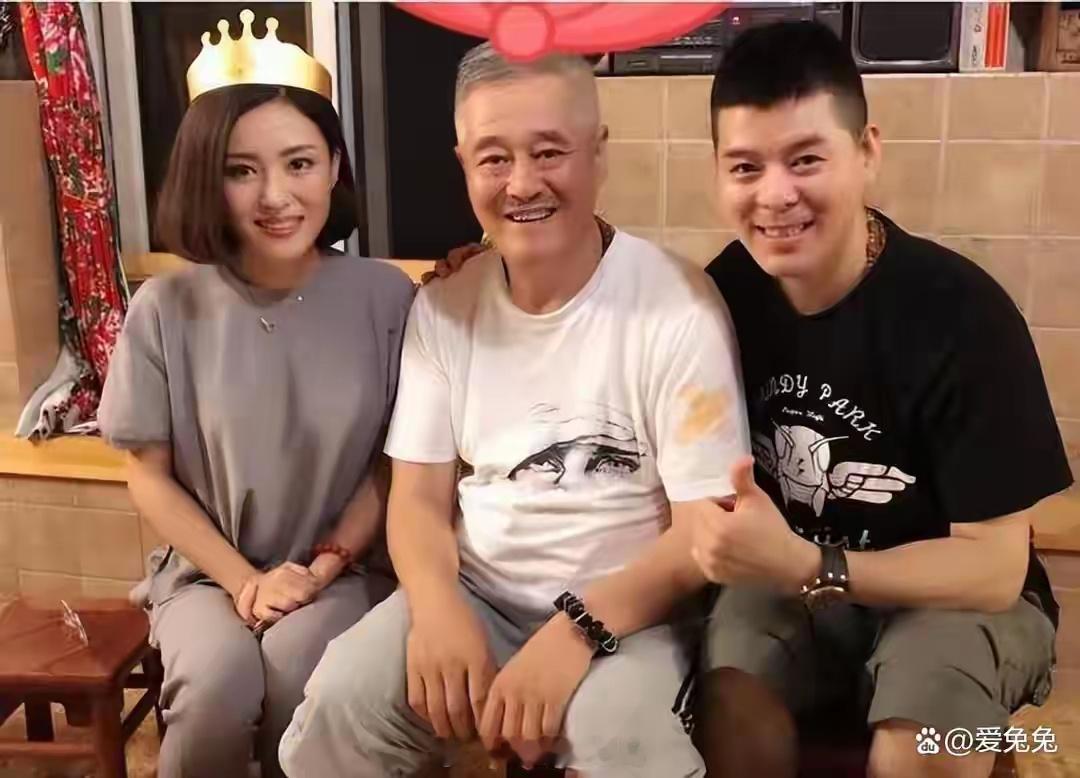 他是赵本山最争气徒弟，娶了本山传媒第一美女，如今儿子985毕业​​​
