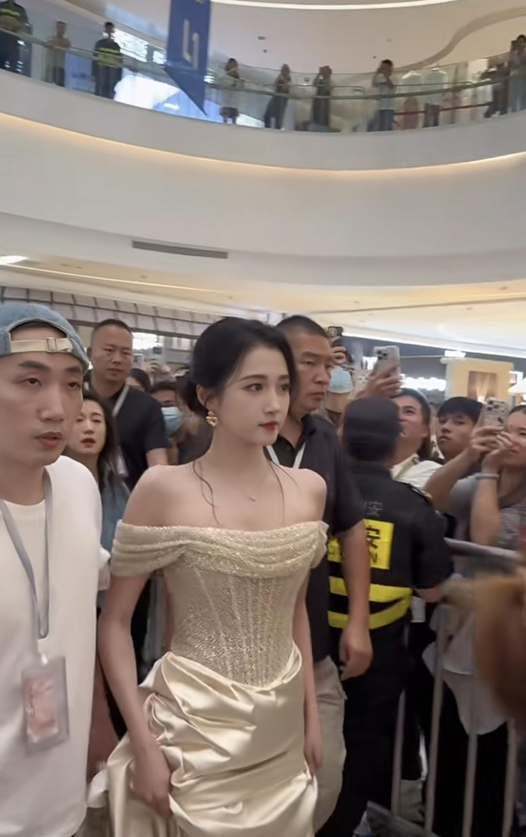 关晓彤广东佛山映月湖环宇城参加线下品牌活动，穿金色露肩礼服，优雅大方，性感