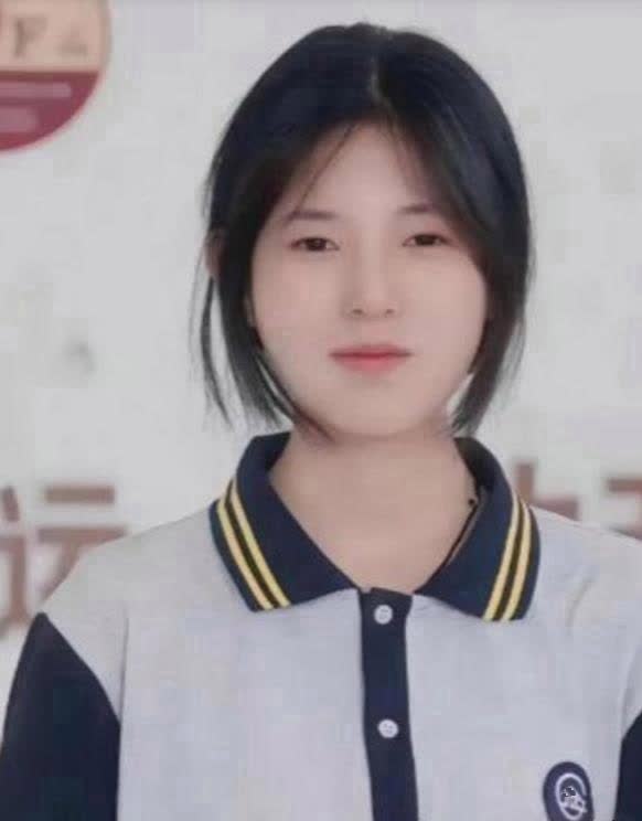 姜萍这事真是毁了这姑娘一辈子！听说俩老师夫妻拿她身份证号申报账号做题，现在全国都