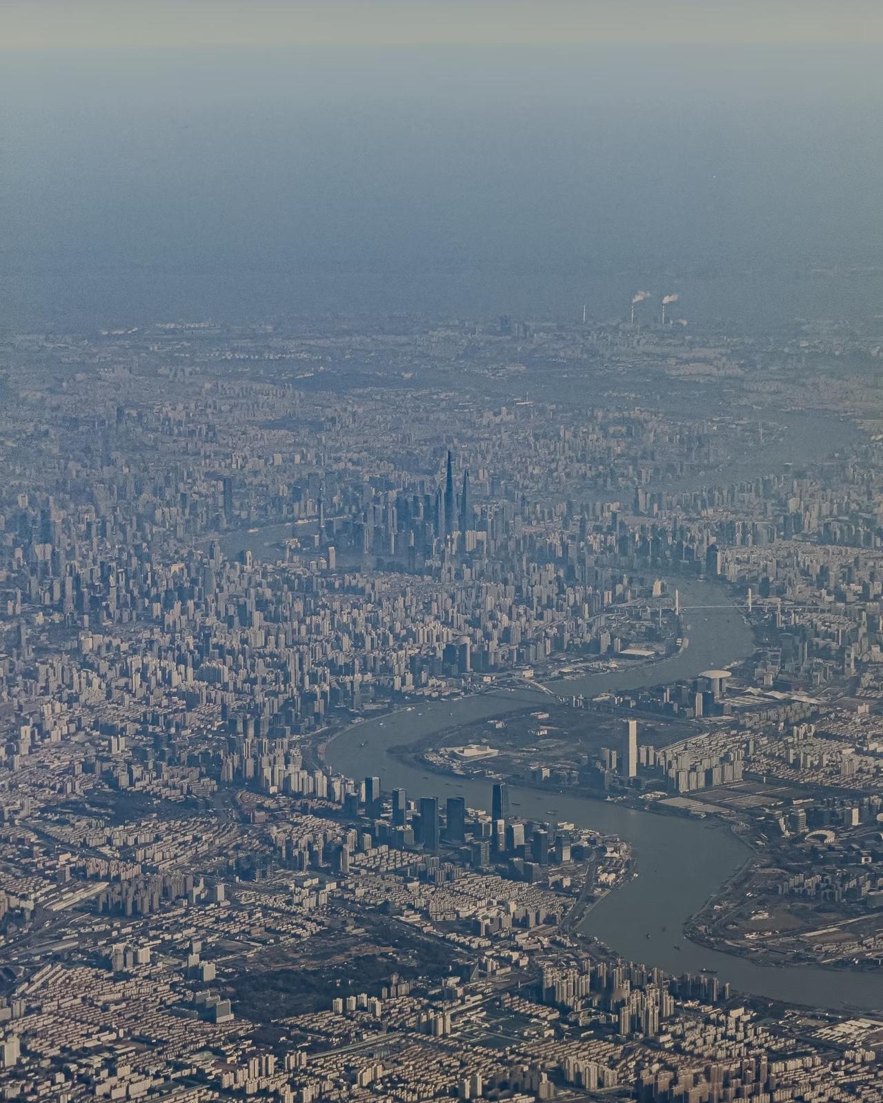 上海这得天独厚的地理条件，放眼全球都是top级的存在。天生的经济龙头[呲牙笑][呲