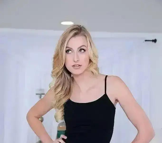 撕标签的声音是刺啦一声。从肩膀到脚踝。2024年了，这仍是好莱坞最响的耳光。