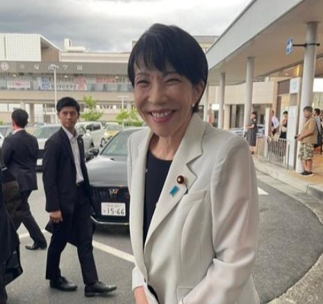 日经民调称，安倍派核心成员高市早苗民调微弱领先，有望成为日本首位女首相。但有分