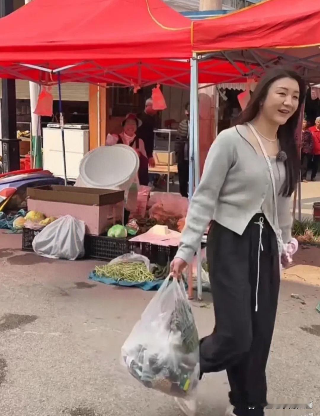 31岁的陈梦真的是一点点偶像包袱都没有，穿条宽松的裤子，也不弄发型，就这样去菜市