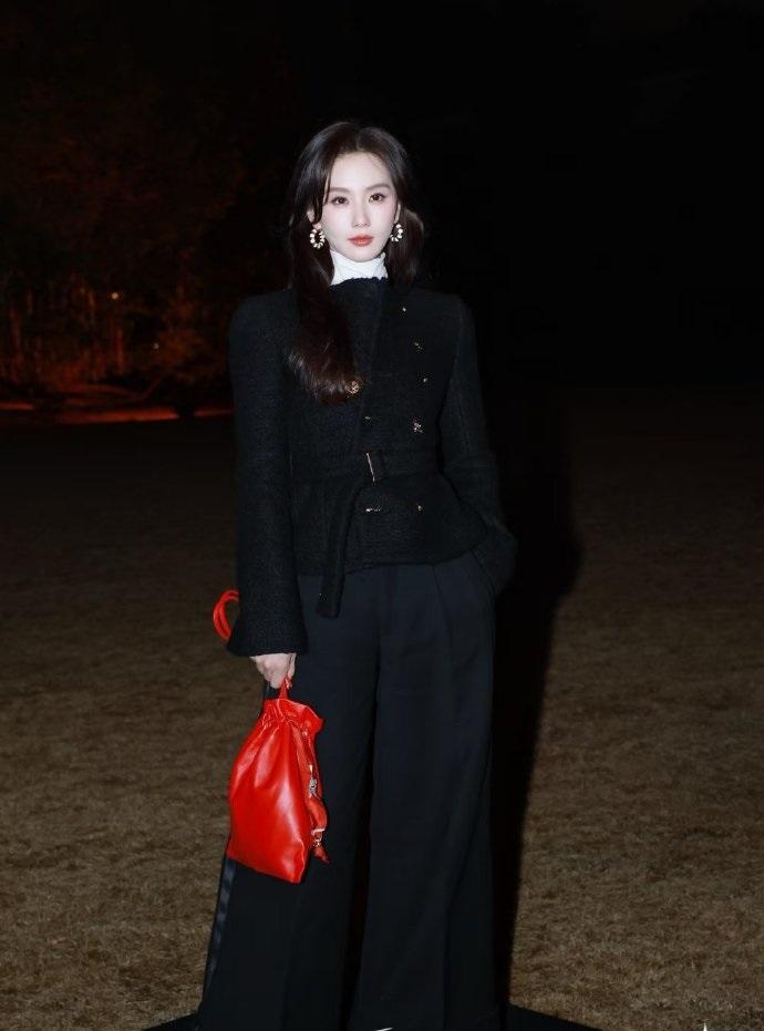 最近刘诗诗在上海出席时尚活动，她这回搭配了一身黑色的衣服，看上去特别的有气质。