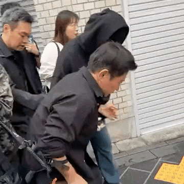 周董这是怎么了？好像走路很慢，需要人搀扶的样子。最近杰伦出行，面色也看起来如此沧