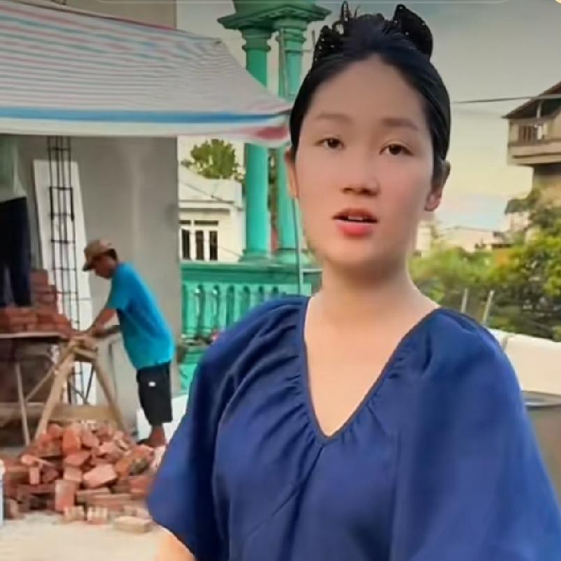 小松和秋秋在省城安沛健民宿，和他们一起开工的那个工地已经开始盖3楼了，小叔的工地