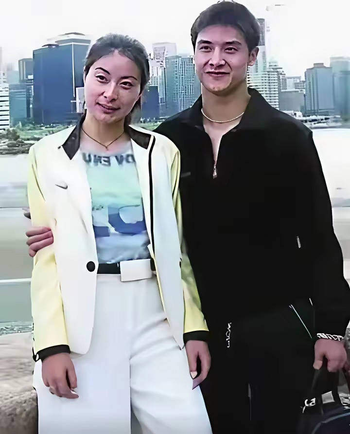 当年，有名的“亮晶晶”组合，跳水队里的主角田亮、郭晶晶，风头正冲，英姿焕发，一度