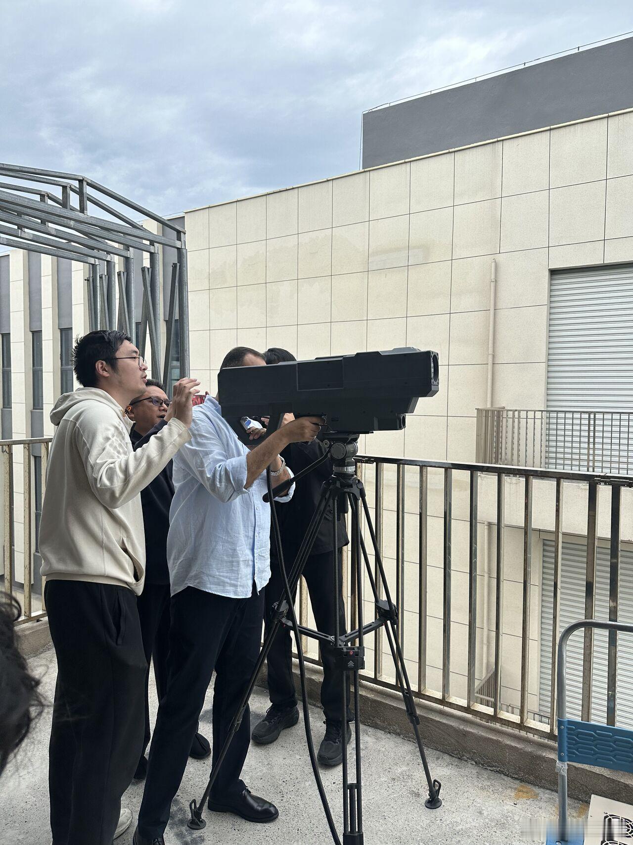 埃及军事代表团考察中国高能激光武器，包括一款托盘式R19-57K激光反无人机系