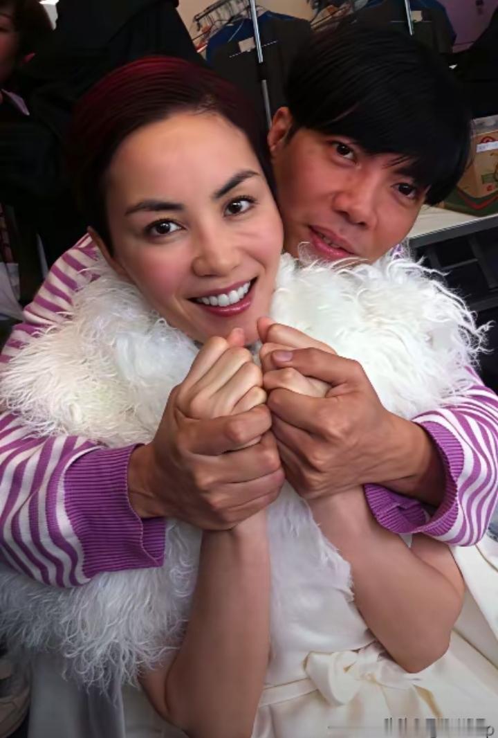 我真是想不明白了，王菲和谢霆锋才是情侣关系，为什么他们各自可以跟身边的异性做出那