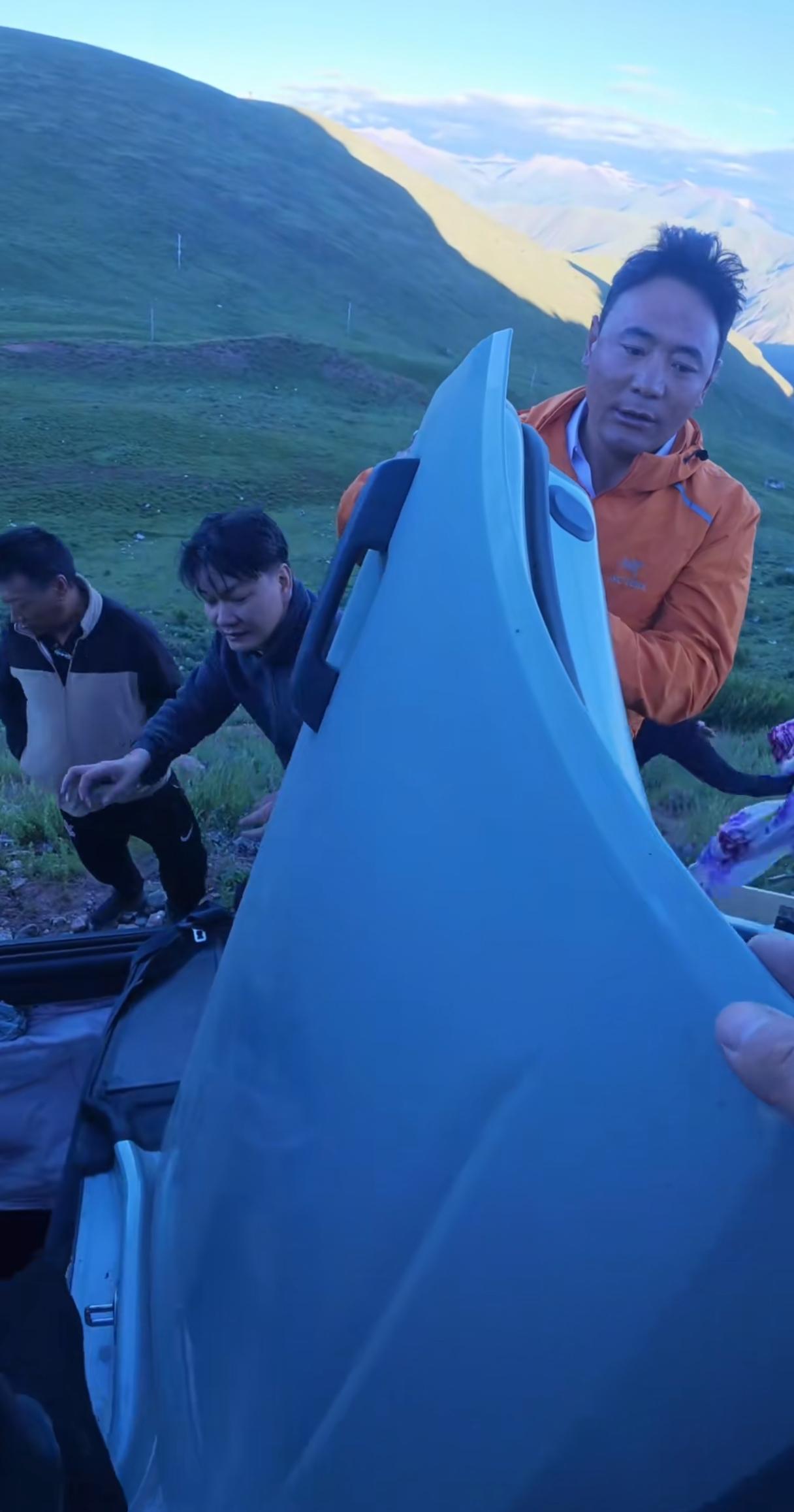 泪目了！一个在西藏自驾游的男子在孜珠寺刷牙，突然看到一辆越野车坠崖了！林浩的