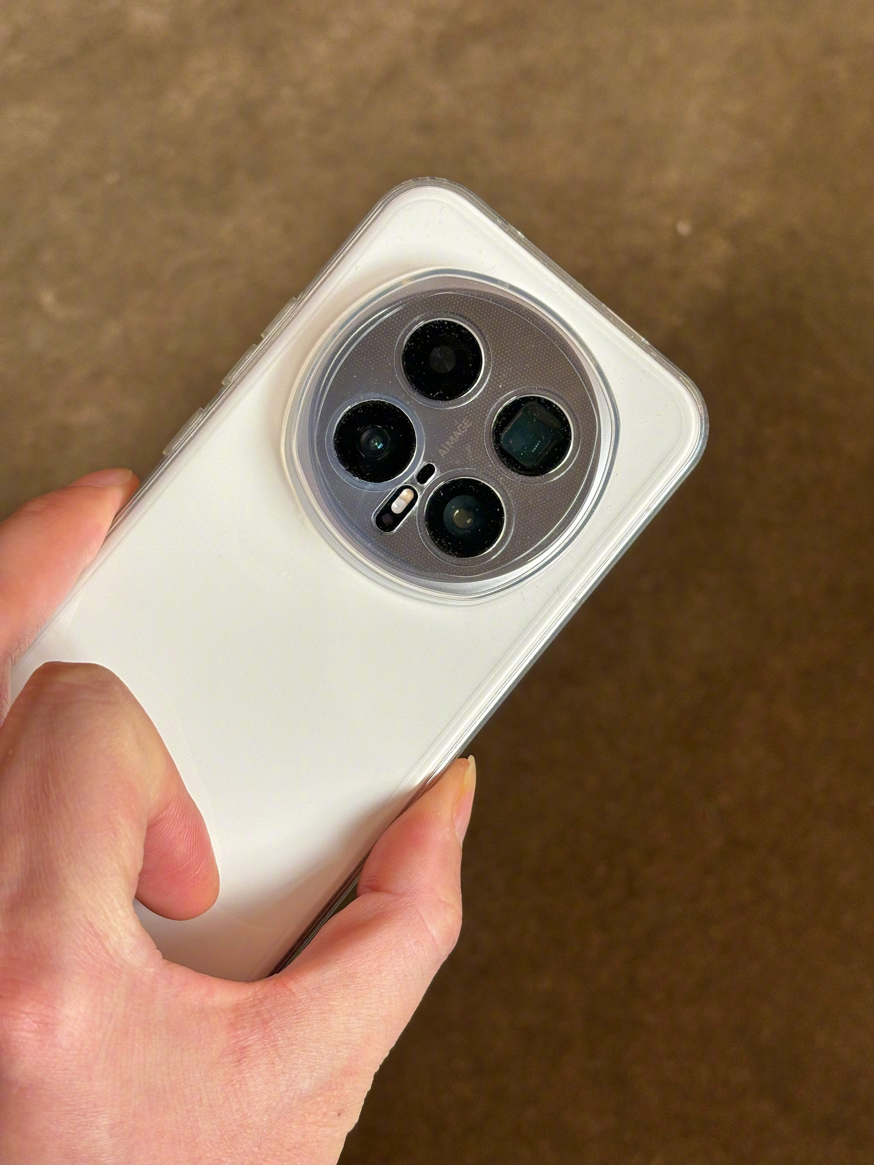 老家一个叔叔，五十多岁了，手机是荣耀Magic8Pro，其实在长辈中，很少有使