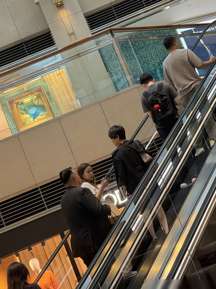 66岁还踩着细高跟逛中环，身后跟着两个保镖，梁安琪这状态真不像是当奶奶的人。黑西装，利落短发，走路带