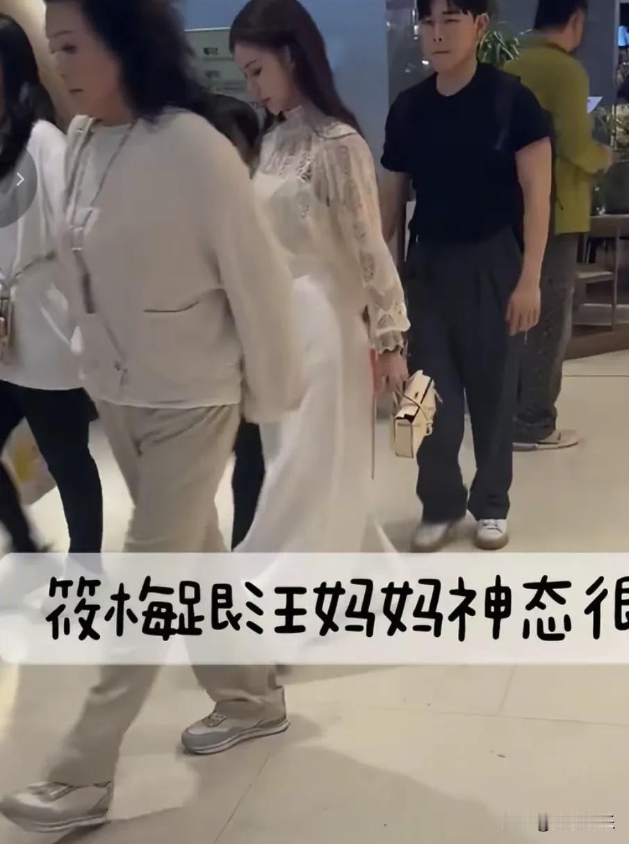 张兰最新动态曝光。张兰和儿子汪小菲媳妇马筱梅一起聚餐，汪小菲急匆匆走在最前面，