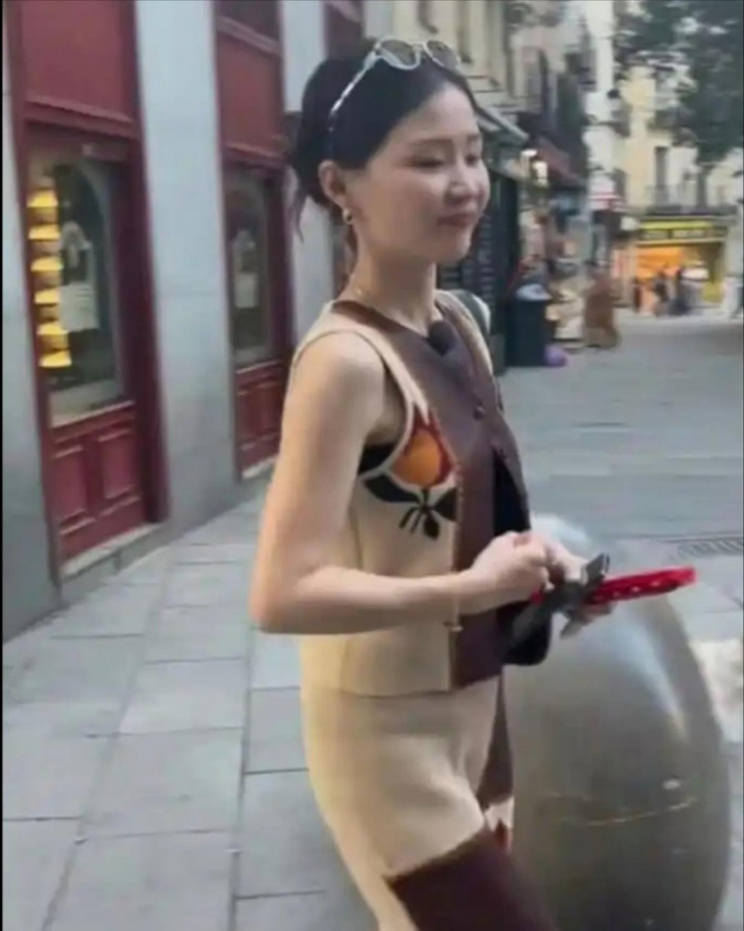 路人镜头下的金靖，能进娱乐圈，颜值都不会差…不要怀疑任何一张能进娱乐圈的脸