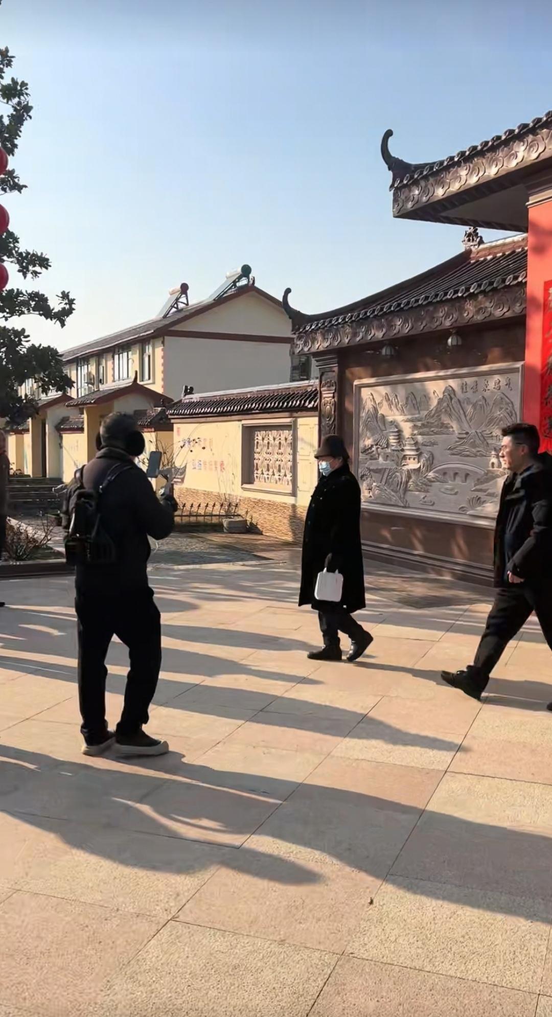 刘强东妈妈低调回村，精神矍铄步履带风，一身黑衣难掩亲和力！1月28日，有村民