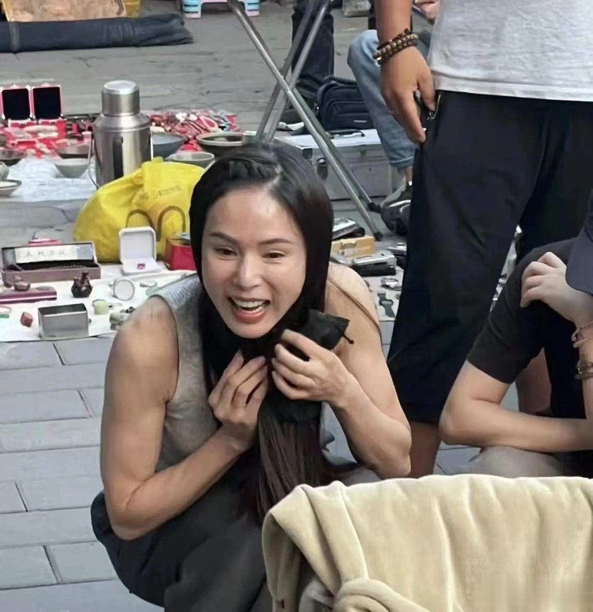 生图里的李若彤，皮肤状态太真实了。