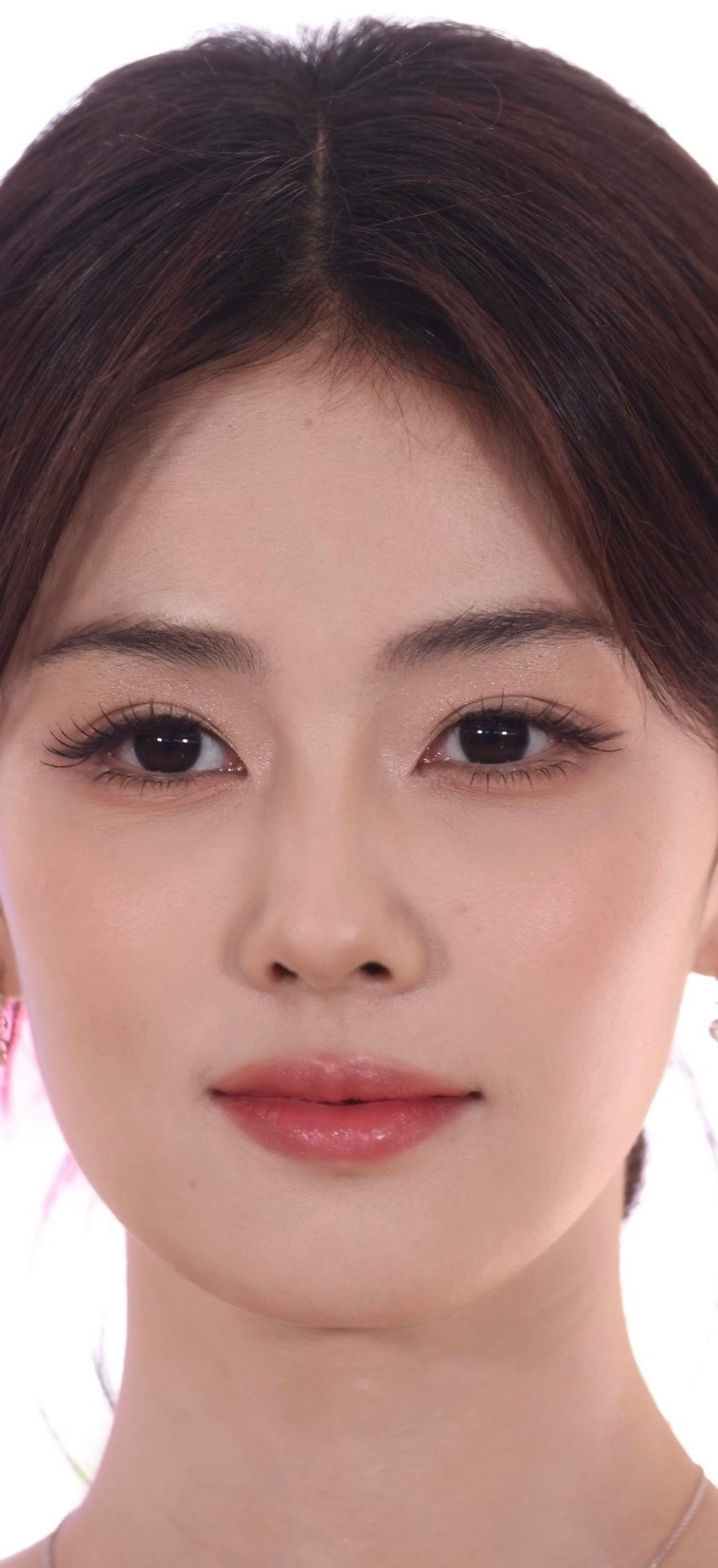 曝白鹿工作室买了本现言ip白鹿高清怼脸生图检验，🍍这算不算大美女？