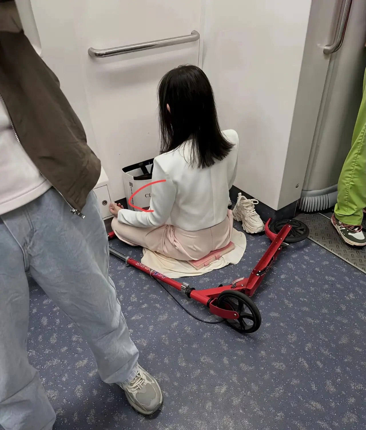 大家仔细看细节吧，这么有钱居然坐地铁？