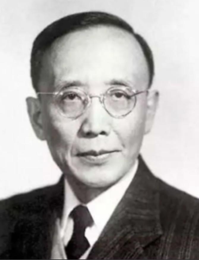 1912年洞房之夜，郭沫若见发妻太丑，拒绝同房，就在他转身要走时，发妻拉住他苦苦