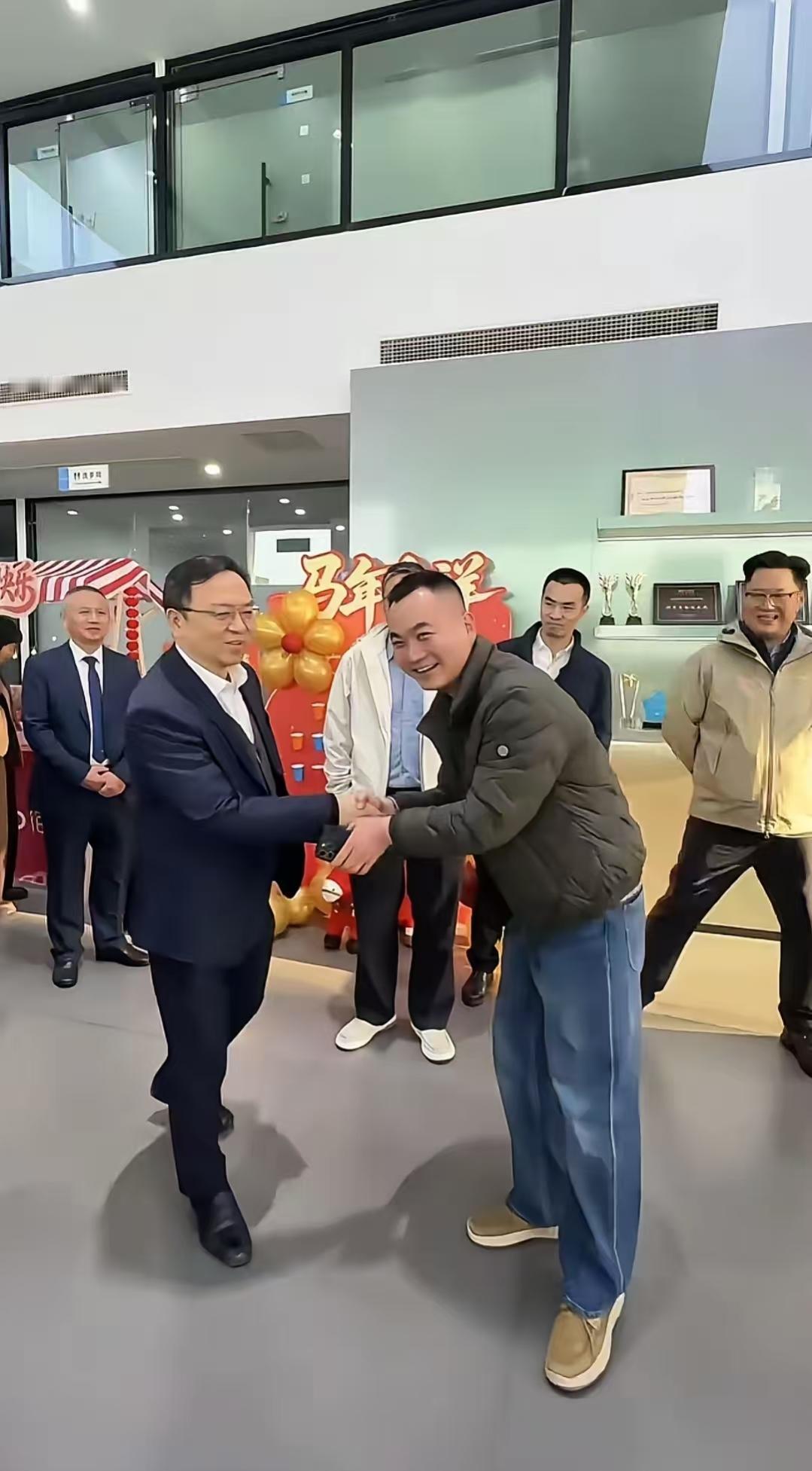 王传福终于暴露了他真实的一面。他去南京4s店的时候，意外遇到了一名老乡，老乡便