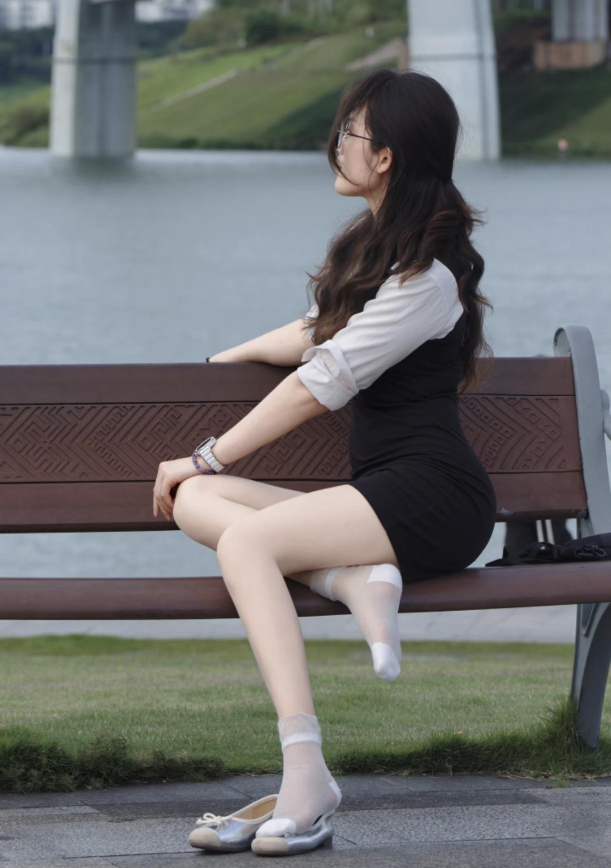 公园椅子上的脱了鞋的气质小姐姐，真美！公园休息座椅