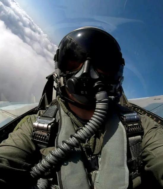 《耶路撒冷邮报》：以军战机击落伊朗苏-34，两名俄罗斯飞行员丧生。当地时间2